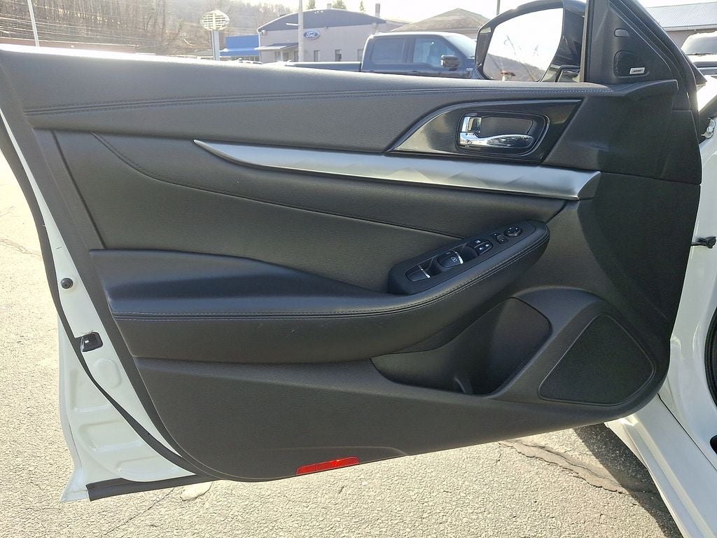 2017 Nissan Maxima SR