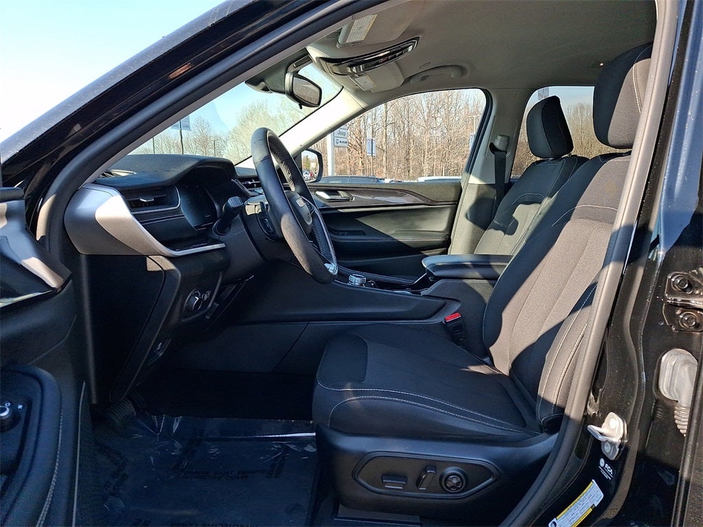 2022 Jeep Grand Cherokee L Laredo 4x4