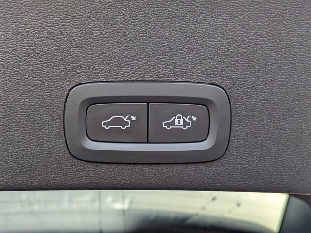 2023 Volvo XC40 B5 Plus Dark Theme