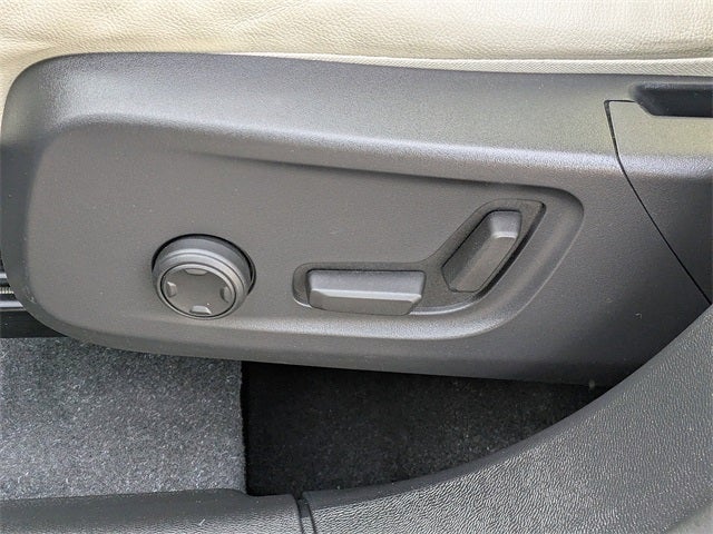 2023 Volvo XC40 B5 Plus Dark Theme