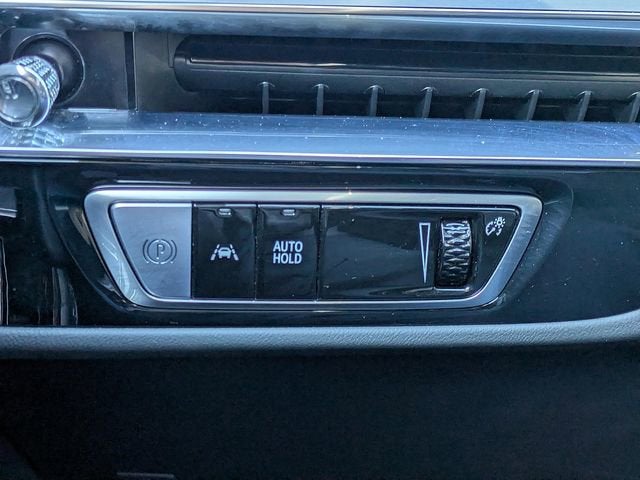 2024 Cadillac LYRIQ Luxury 3