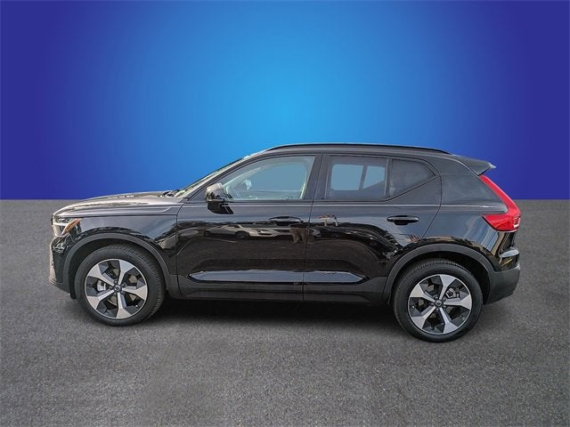 2023 Volvo XC40 Plus Dark Theme