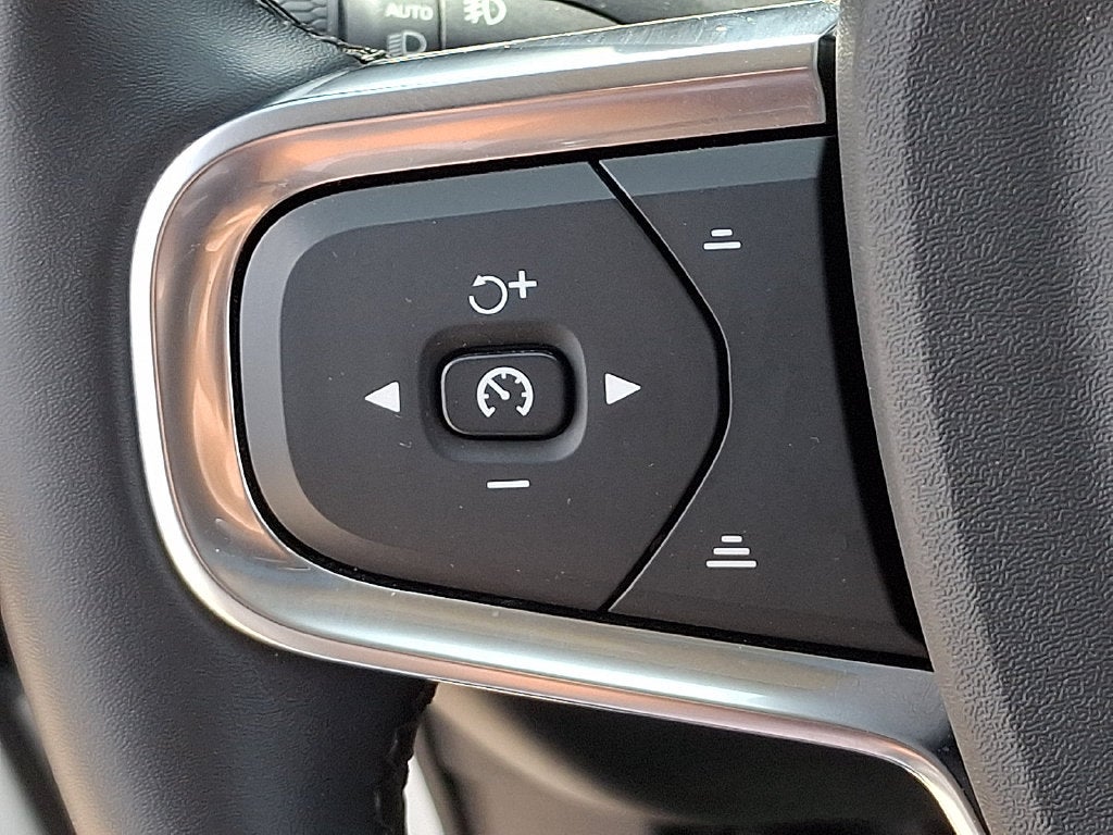 2024 Volvo XC40 B5 Plus Dark Theme