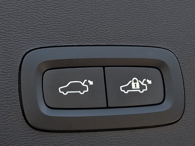 2024 Volvo XC40 B5 Plus Dark Theme