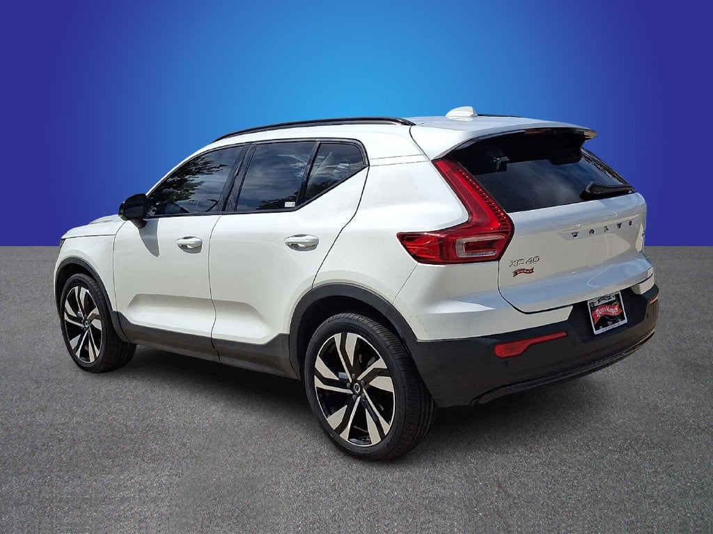 2024 Volvo XC40 B5 Plus Dark Theme